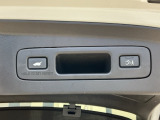 お好みの位置で止められるメモリー機能付の電動リアゲートです!後ろが狭い駐車場でもスムーズに荷物を積めて、さらに背が低い人の手がムリなく届く高さで止めることも可能です!