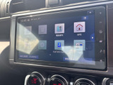 目的地設定もスムーズに行えるナビゲーションシステム。運転に集中しながら、快適なドライブをサポートします。Bluetooth接続でスマホとの連携も可能です。