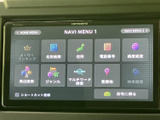 使いやすいインターフェースで、スムーズな操作が可能です。様々な機能が搭載され、快適なドライブをサポートします。