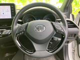 握りやすいステアリングで、快適なドライビングを実現。操作性にも優れ、スムーズな運転をサポートします。長距離運転でも疲れにくい設計です。