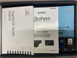 スマートキーは鍵をバッグに入れたままでもドアロックの開閉やエンジンのON・OFFができます。夜間や雨の日も鍵を探さなくて良いので便利です。