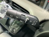 雨天時でもクリアな視界を確保できるワイパーレバー。操作も簡単で、安全な運転をサポートします。様々な設定で快適なドライブを。