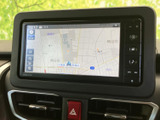 見やすい地図画面で、目的地までスムーズに案内してくれます。交通情報も表示され、渋滞回避にも役立ちます。安全で快適なドライブをサポートします。