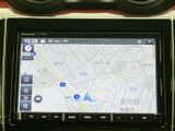 高精細な地図表示で、目的地までの道筋がひと目で分かります。細かな道路情報も確認でき、初めての場所でも安心して運転できます。
