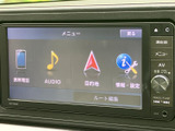 多彩な機能を備えたナビオーディオシステム。スマートフォン連携やラジオ、CDなど、様々なメディアに対応しており、快適なドライブをサポートします。
