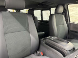 高いホールド性で運転姿勢が安定します。長距離ドライブでも疲れにくいのが魅力です。