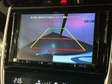 リバースギアに入れるだけで後方の表示へ切り替わります。夜間や雨の日の駐車も楽になりますよ。