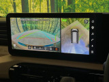 【マルチアラウンドモニター】専用のカメラにより、上から見下ろしたような視点で360度クルマの周囲を確認することができます☆死角部分も確認しやすく、狭い場所での切り返しや駐車もスムーズに行えます。