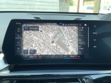 【純正ナビゲーション】BMWのナビゲーションは操作性も良く、詳細な地図情報と交通状況を見やすく表示し、快適なドライビングをサポートしながら目的地までナビゲートします。