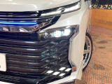 【三眼LEDヘッドライト】スタイリッシュな見た目の三眼LEDヘッドライトを装備♪スタイルだけでなく、夜間の走行も視界良好で安心してお乗りいただけます。