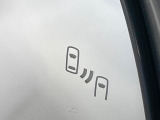 【ブラインドスポットモニター】走行中、ドアミラーの死角になりやすい箇所に後続車が接近するとサイドミラーのレンズに警告を表示!ドライバーに注意喚起をしてくれます。