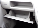 収納たっぷりグローブボックス。