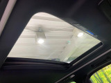 【サンルーフ】開放感たっぷりの希少装備、サンルーフが装着されています!車内に明かりを取り入れたり景色を楽しむ以外にも、車内の空気も簡単に換気できて快適です!