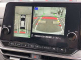 まるで真上から見ているような、視認性の良いアラウンドビューモニターです。駐車が苦手な方でもこれでらくらく駐車できますよ。