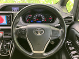握りやすい形状のステアリングで、快適な運転をサポート。操作性にも優れ、スムーズなハンドリングを実現。運転の楽しさを向上させます。