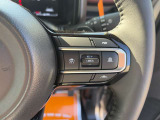 【クルーズコントロール】アクセル操作なしで一定速度を保つ機能。先行車との距離を自動調整する追従型が主流で、高速走行時の疲労を劇的に軽減します。長距離移動が多いお客様への商談では必須の快適装備です。