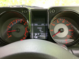 重要な情報を一目で確認できるメーターパネルです。運転に必要な情報を分かりやすく表示。安全運転をサポートする機能が充実しています。