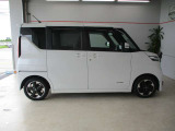 排気量660ccの軽自動車です。こちらのスライドドアは手動式です。