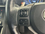 運転中、オーディオの操作をしてて、ハッとしたことはありませんか?ステアリングスイッチは、運転中でもハンドルでオーディオの操作が可能です。安全なドライブをサポートします。