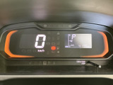 視認性の高いデジタルメーターは、運転に必要な情報を的確に伝え、安全なドライブをサポートします。