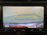 リバースギアに入れるだけで後方の表示へ切り替わります。夜間や雨の日の駐車も楽になりますよ。