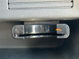 【ETC】有料道路を利用する際に料金所で停止することなく通過できる、ETC車載器(ノンストップ自動料金収受システム機器)が装備されています。セットアップを行うことで利用可能になります。