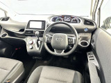運転席まわりです。 各操作スイッチは使いやすい位置に配置されてます。