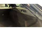 ドアハンドルには握りやすいグリップ形状が採用されています。万一の事故の際など、車内に残された乗員を救出する為、外部からドアを開けやすいようになっています。