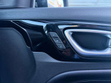 運転席は2つのシートポジションメモリー機能が装備されております。