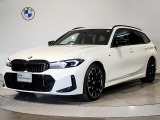 318iTouring50thアニバーサリーアルピンホワイトMブレーキキャリパー 19インチアルミ ブラックキドニーグリル 全周囲カメラ 電動リアゲート 追従型クルコン LEDヘッドライトヘッドアップディスプレイ