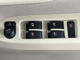 【電動格納ミラー】サイドミラーは電動格納式となっており、狭い駐車場でもキズがつくリスクを抑えられます。