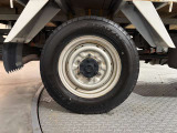 タイヤサイズは前175/80R15 101/99N LT 後195/75R15 109/107NLT です☆
