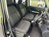 運転席からの視界は広く、運転操作もスムーズ。シートの形状も工夫されており、長距離運転でも疲れにくい設計です。