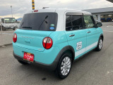 右斜め後ろからの特徴的なフォルム。狭い路地裏でも運転しやすそうな小回りが利くコンパクトボディ♪