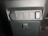 スマホやiPodを直接カーオーディオに接続できるAUX・USB端子や、携帯の充電などに便利なUSBポート(USB Type-C)を装備!車内にあると便利なアイテムのひとつですね。
