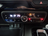 運転席からも手が届きやすく、操作しやすい空調コントロールパネル。オートエアコンなので操作の煩わしさが無くオールシーズン快適にドライブできます。快適空間で運転に集中できますね。
