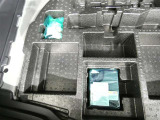 パンク修理剤とエアーポンプのセットです。スペアタイヤは装備していませんが空いたスペースを小物入れとして使用できます