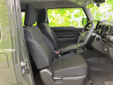 運転席周りは、シンプルで機能的なデザイン。視界が広く、操作性にも優れています。座り心地の良いシートで快適なドライブを。