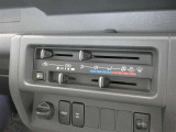 調整が容易なマニュアルエアコンです。夏は快適に、冬も車内の曇りを取ってくれるので安全です♪