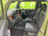 運転席からの視界は広く、運転操作もスムーズに行えます。日常の使い勝手を考えた、機能的な空間設計です。