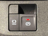 指先だけで簡単に操作が可能な電動パーキングブレーキを採用。「HOLD」スイッチを押すと、渋滞や信号待ちなどでブレーキペダルから足を離しても、ブレーキを保持するので安心です