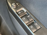 【電動格納ミラー】サイドミラーは電動格納式となっており、狭い駐車場でもキズがつくリスクを抑えられます。