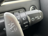 操作しやすい位置に配置されたウインカーレバーで、スムーズな車線変更をサポート。直感的な操作性で、安全な運転に貢献します。