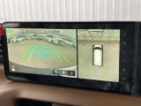 車両を上空から見下ろしたような映像とフロントカメラ映像を同時に表示し、駐車や幅寄せをサポートします。