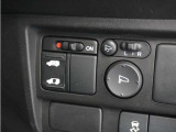 ◆片側電動スライドドア◆狭い駐車場でも乗り降りが楽々♪お子様が隣の車にドアを当ててしまう心配もございません!小さなお子様連れの方もこれで安心。