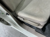シートハイトアジャスターが付いているので運転姿勢を調整するのに便利ですね。身長に合ったシートポジションは安全運転や疲労軽減にもつながります。