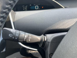 雨天時でもクリアな視界を確保するワイパーレバー。運転状況に合わせて、最適なワイピングを実現します。