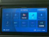 多様なメディアに対応し、高音質で音楽を楽しめます。お好みの音源を選んで、ドライブを盛り上げましょう。