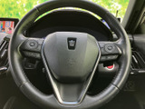 握りやすいステアリングは、運転操作を快適にします。操作性にも優れており、スムーズな運転をサポートします。