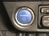 エンジンスタートスイッチです。キーが車内にあれば、エンジンの始動や停止はスイッチを押すだけ!キーを取り出す手間を省き、ワンプッシュで操作できるので簡単でスムーズです。
